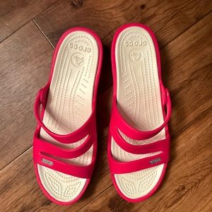 WOMEN SIZE 10 CROCS SANDALS
